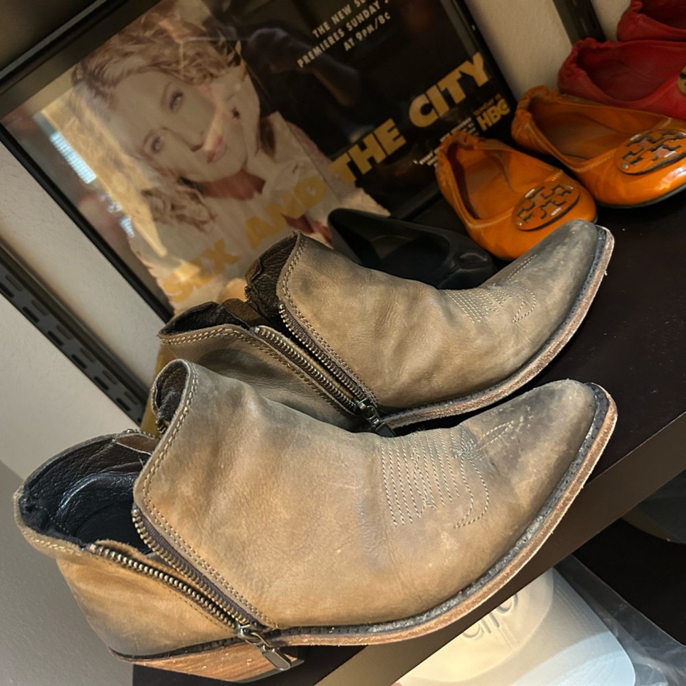 Allen’s, Austin TX
Leather Western Shoe Boot Size 8 - Picture 2 of 8